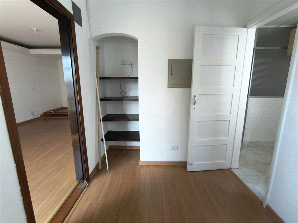 Apartamento à venda na Santa Cecília
  Antigão, com janelões e muito espaço!