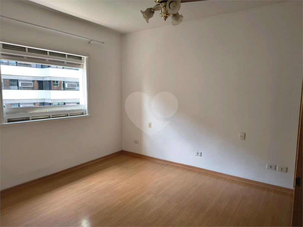 Apartamento à venda na Santa Cecília
  Antigão, com janelões e muito espaço!