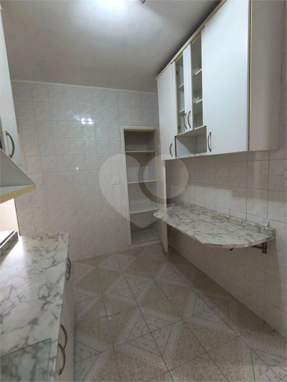 Apartamento à venda na Santa Cecília
  Antigão, com janelões e muito espaço!
