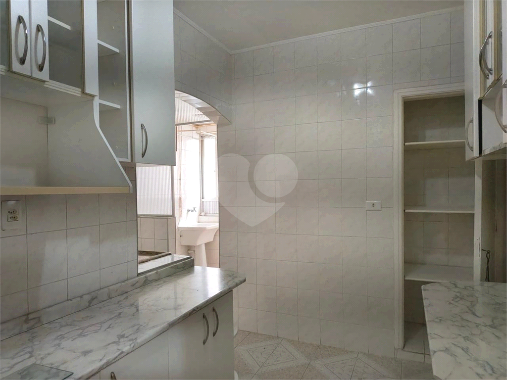 Apartamento à venda na Santa Cecília
  Antigão, com janelões e muito espaço!