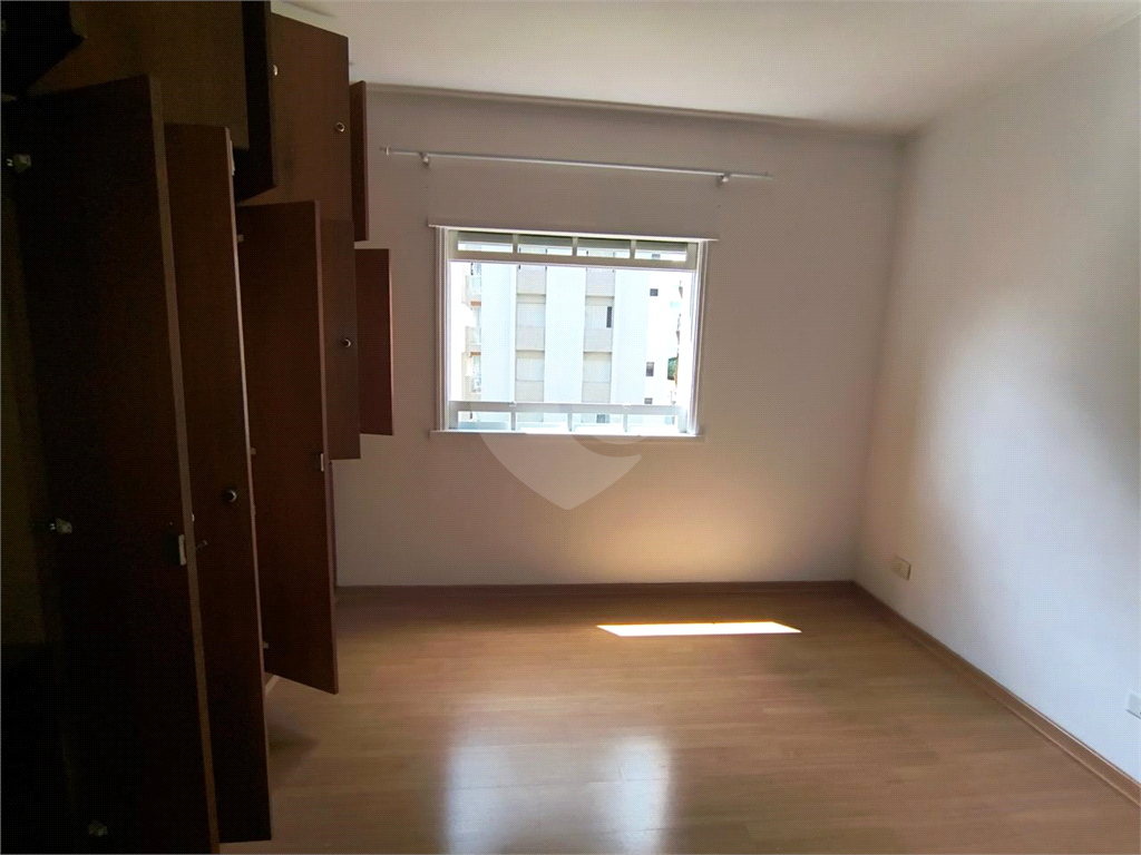 Apartamento à venda na Santa Cecília
  Antigão, com janelões e muito espaço!