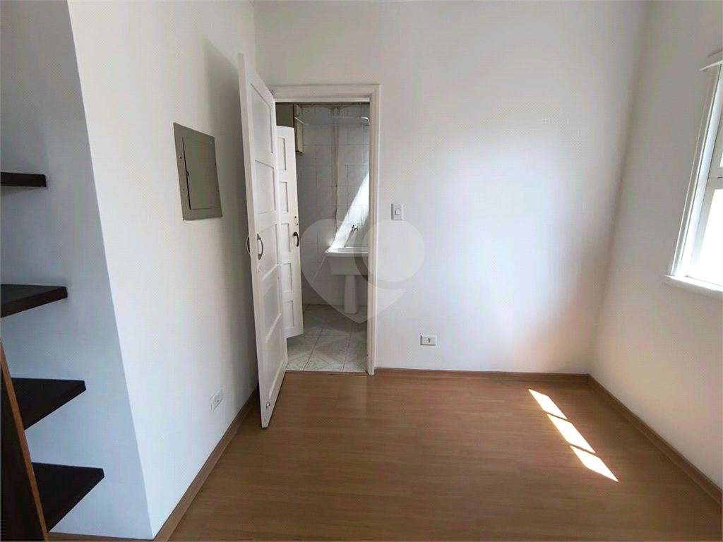 Apartamento à venda na Santa Cecília
  Antigão, com janelões e muito espaço!
