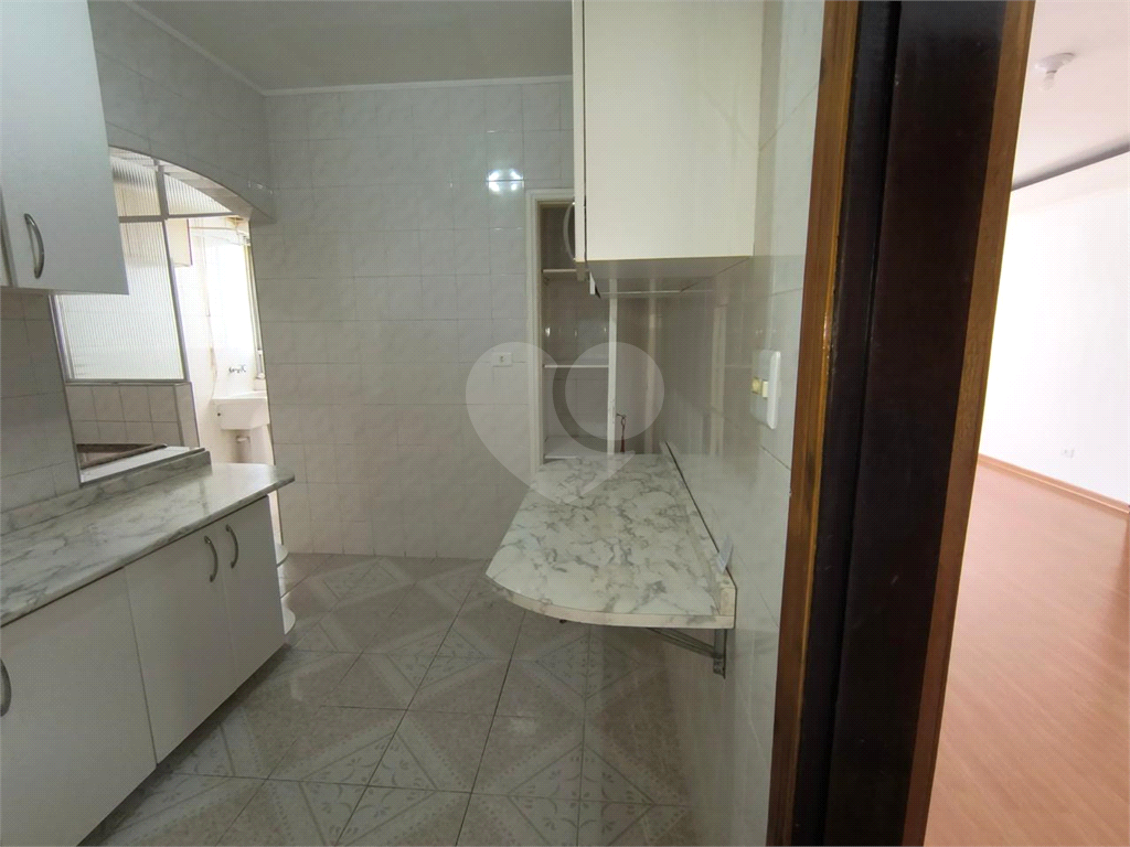 Apartamento à venda na Santa Cecília
  Antigão, com janelões e muito espaço!