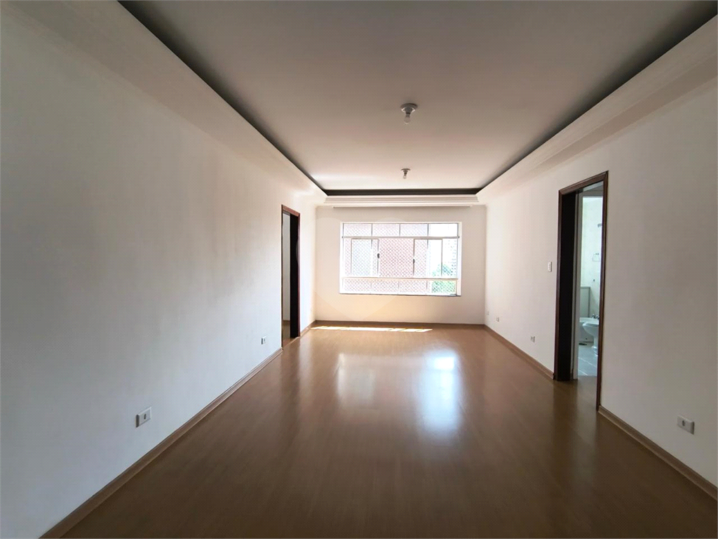 Apartamento à venda na Santa Cecília
  Antigão, com janelões e muito espaço!