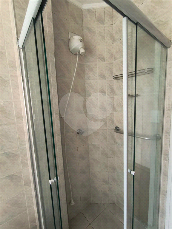 Apartamento à venda na Santa Cecília
  Antigão, com janelões e muito espaço!