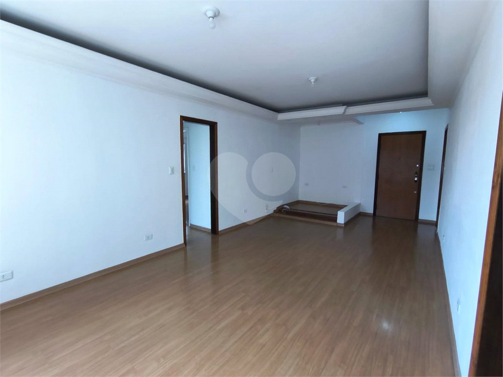 Apartamento à venda na Santa Cecília
  Antigão, com janelões e muito espaço!