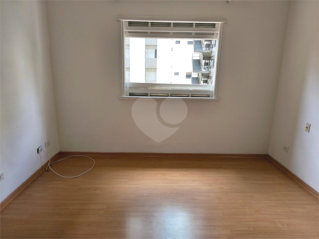 Apartamento à venda na Santa Cecília
  Antigão, com janelões e muito espaço!