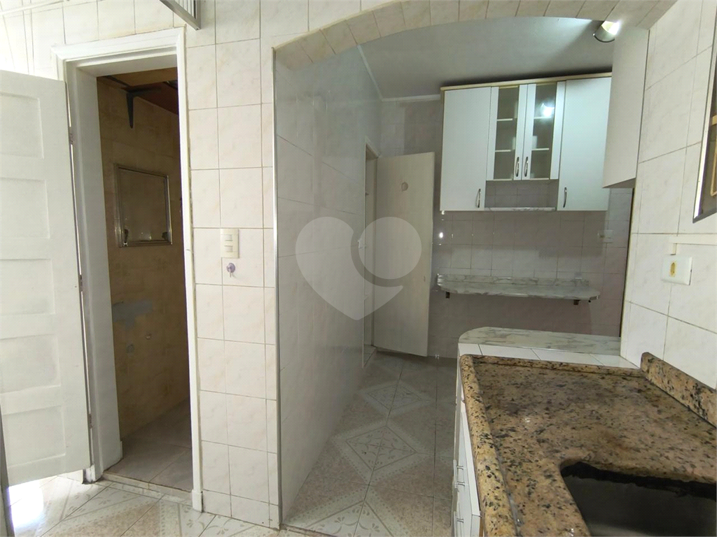 Apartamento à venda na Santa Cecília
  Antigão, com janelões e muito espaço!