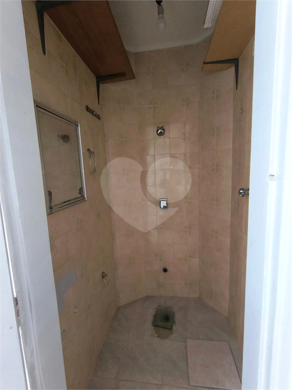 Apartamento à venda na Santa Cecília
  Antigão, com janelões e muito espaço!