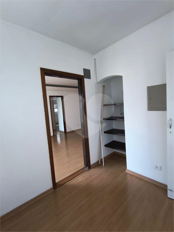 Apartamento à venda na Santa Cecília
  Antigão, com janelões e muito espaço!