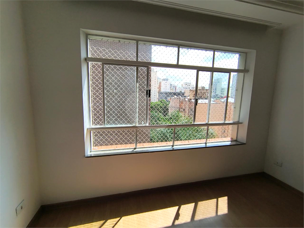 Apartamento à venda na Santa Cecília
  Antigão, com janelões e muito espaço!