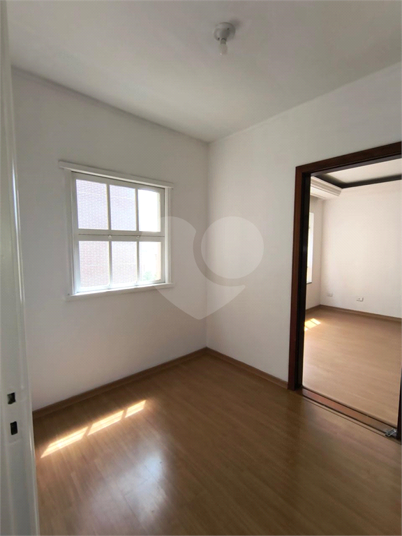 Apartamento à venda na Santa Cecília
  Antigão, com janelões e muito espaço!