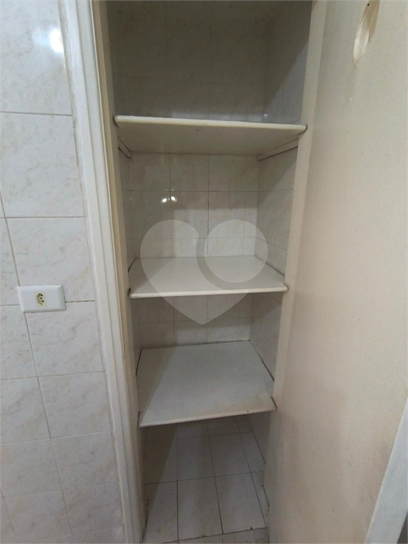 Apartamento à venda na Santa Cecília
  Antigão, com janelões e muito espaço!