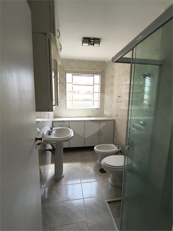 Apartamento à venda na Santa Cecília
  Antigão, com janelões e muito espaço!