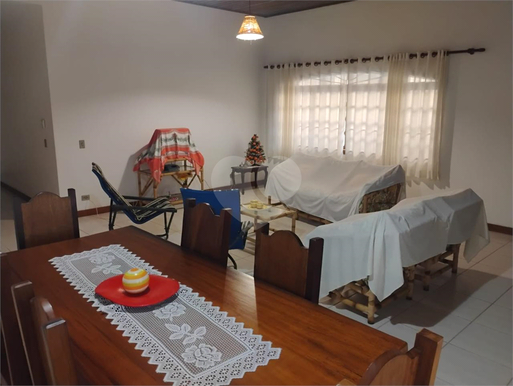 Casa em Itanhaém 3 suítes, sala de estar ampla, quintal grande e 4 vagas de garagem Itanhaém