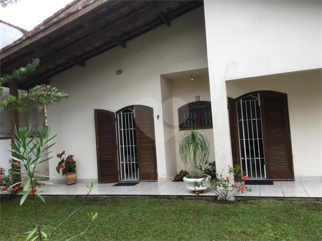 Casa em Itanhaém 3 suítes, sala de estar ampla, quintal grande e 4 vagas de garagem Itanhaém