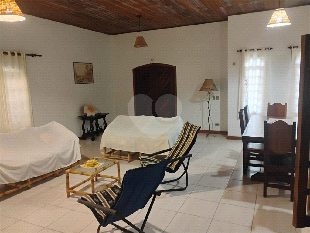 Casa em Itanhaém 3 suítes, sala de estar ampla, quintal grande e 4 vagas de garagem Itanhaém