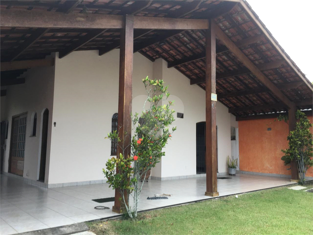Casa em Itanhaém 3 suítes, sala de estar ampla, quintal grande e 4 vagas de garagem Itanhaém