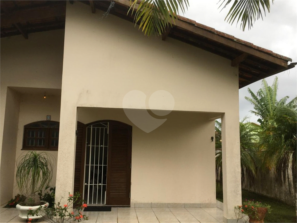 Casa em Itanhaém 3 suítes, sala de estar ampla, quintal grande e 4 vagas de garagem Itanhaém