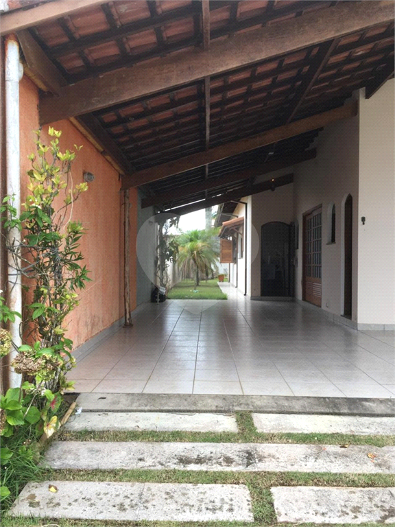 Casa em Itanhaém 3 suítes, sala de estar ampla, quintal grande e 4 vagas de garagem Itanhaém