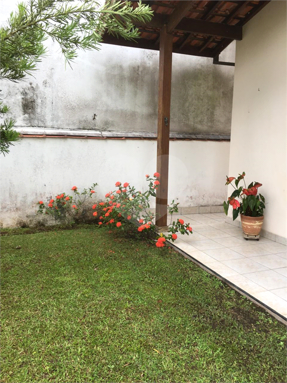 Casa em Itanhaém 3 suítes, sala de estar ampla, quintal grande e 4 vagas de garagem Itanhaém