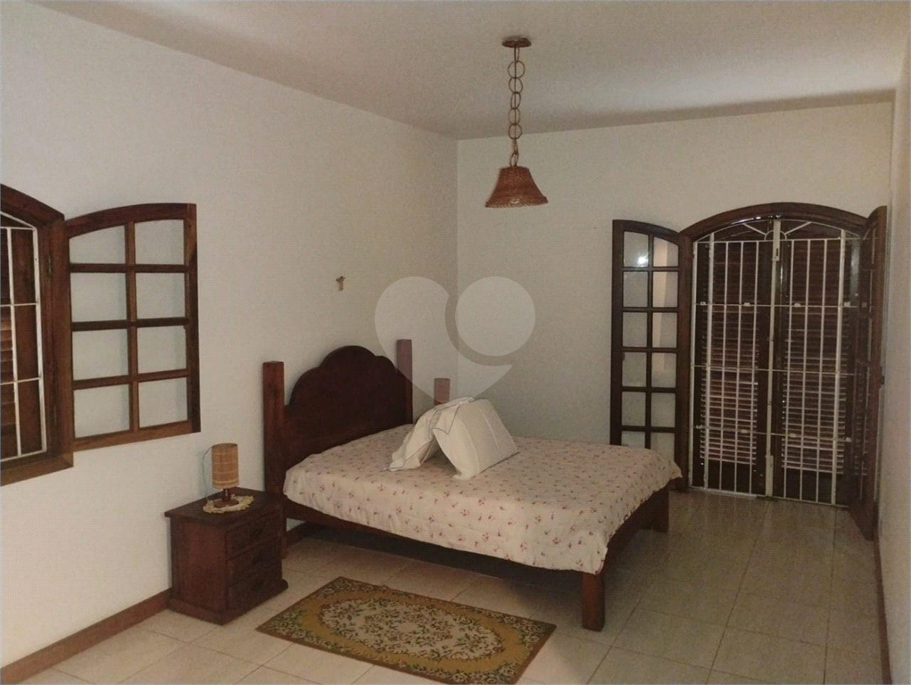 Casa em Itanhaém 3 suítes, sala de estar ampla, quintal grande e 4 vagas de garagem Itanhaém