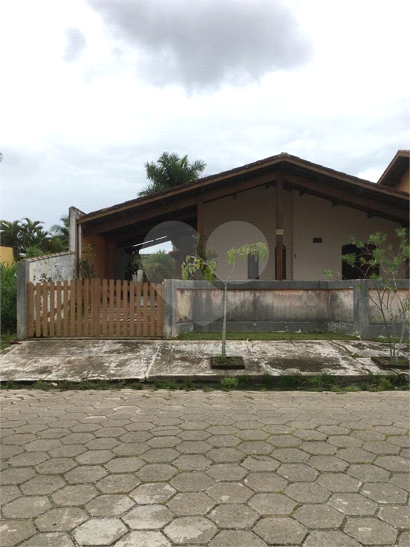 Casa em Itanhaém 3 suítes, sala de estar ampla, quintal grande e 4 vagas de garagem Itanhaém
