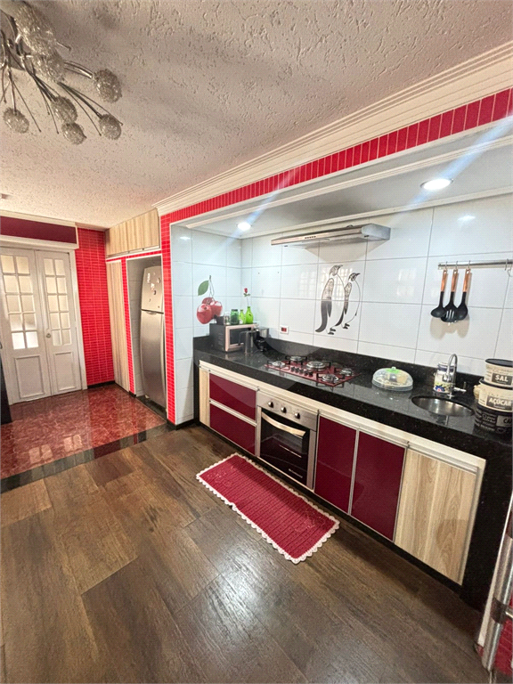 Sobrado à venda em Guarulhos com 3 dormitórios, 1 suíte com hidro e 3 vagas