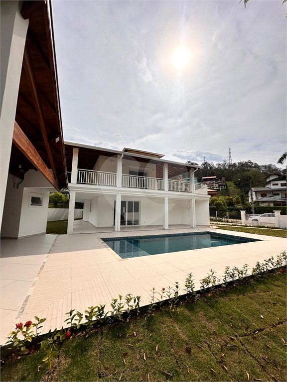 Casa Alto Padrão à Venda no Condomínio Alpes – 4 Dormitórios, Piscina, 2 Vagas, 1.000 m² de Terreno – Guararema/SP
