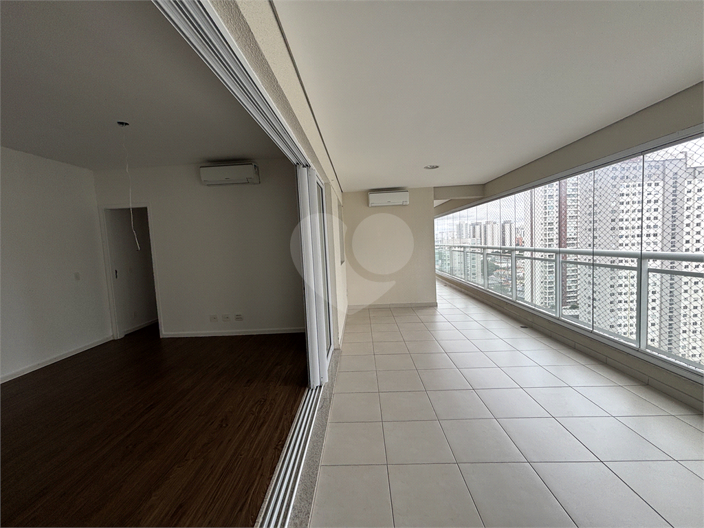 Apartamento com 4 dormitórios e 3 vagas na Barra Funda