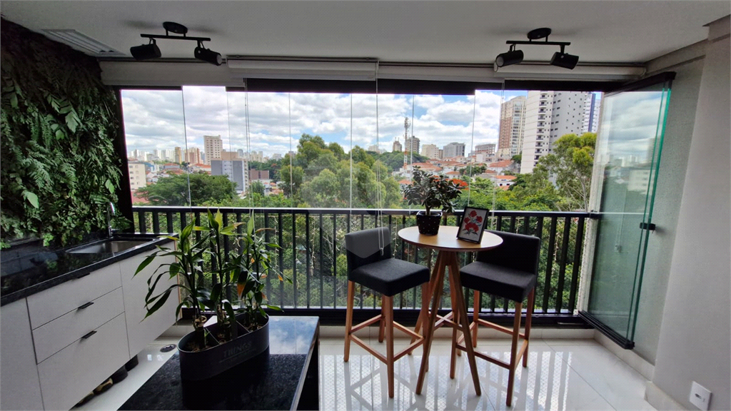 Apartamento todo reformado com 2 quartos e sacada no Jardim São Paulo 