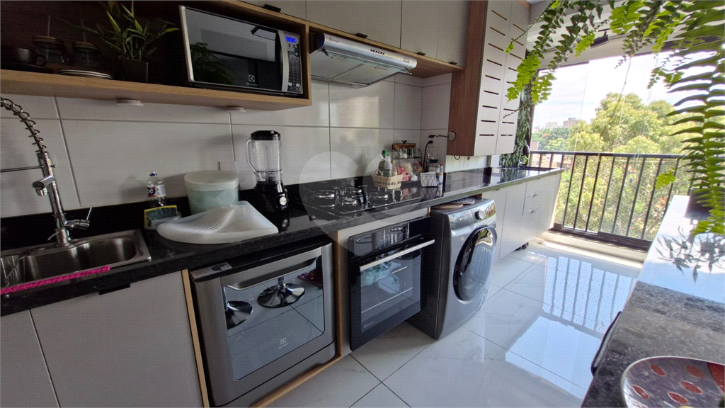 Apartamento todo reformado com 2 quartos e sacada no Jardim São Paulo 