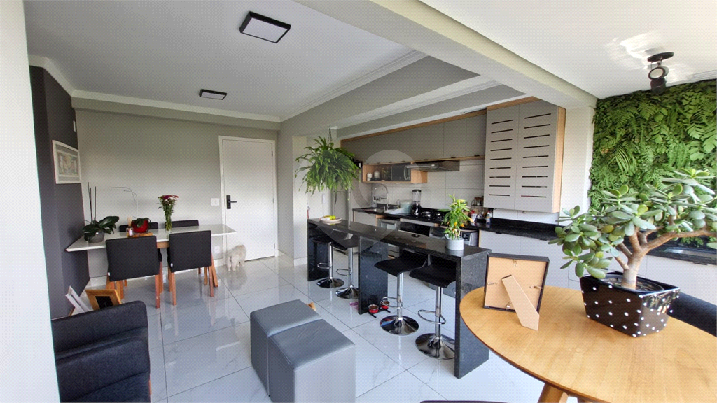 Apartamento todo reformado com 2 quartos e sacada no Jardim São Paulo 