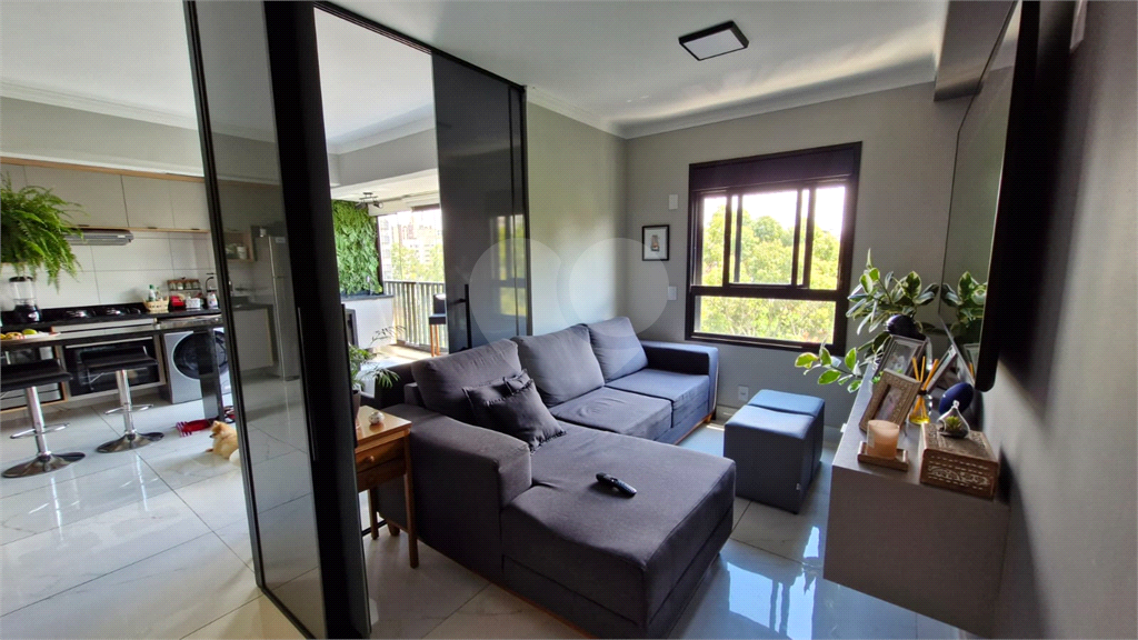 Apartamento todo reformado com 2 quartos e sacada no Jardim São Paulo 