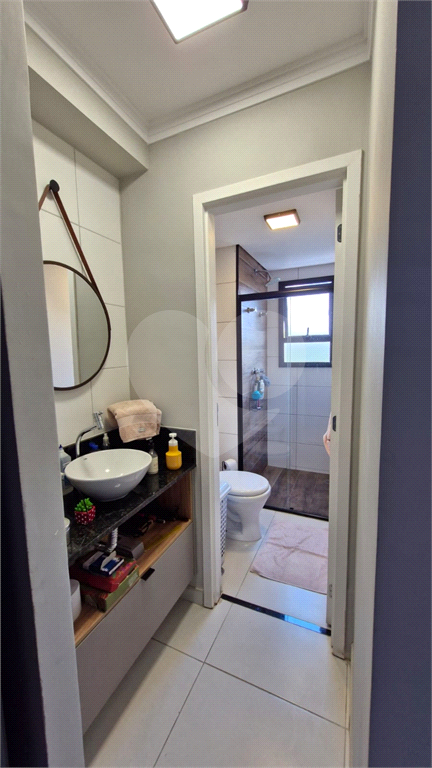 Apartamento todo reformado com 2 quartos e sacada no Jardim São Paulo 