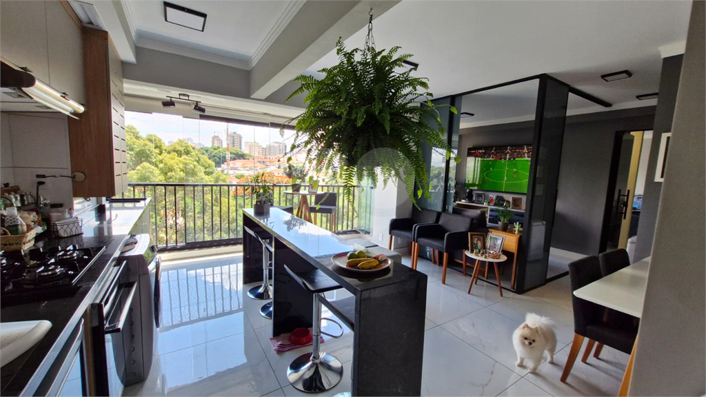 Apartamento todo reformado com 2 quartos e sacada no Jardim São Paulo 