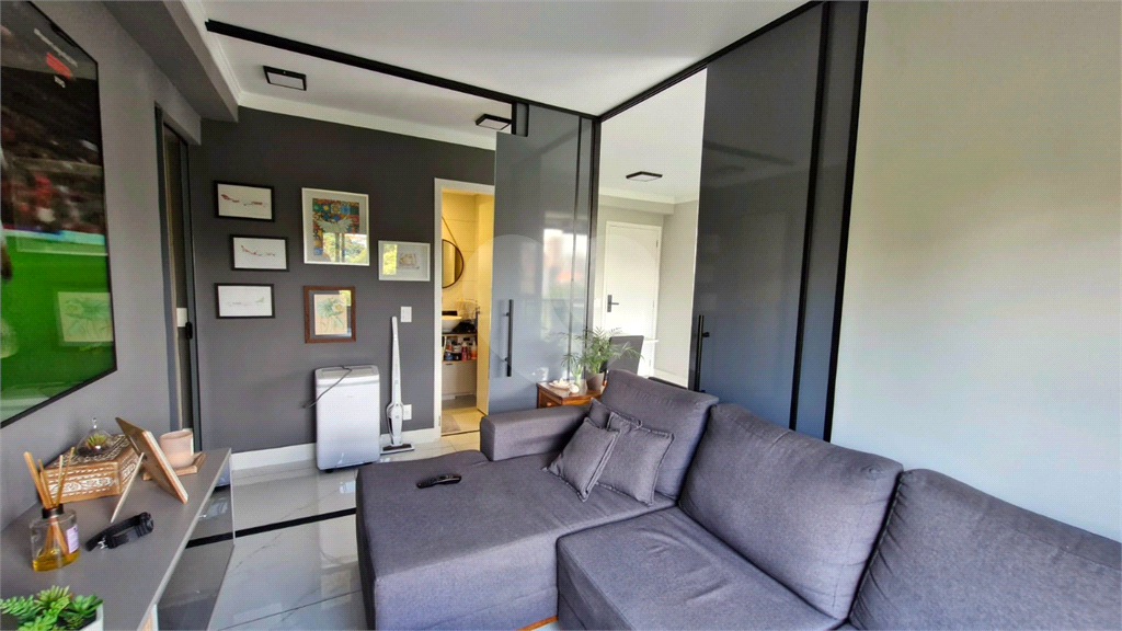 Apartamento todo reformado com 2 quartos e sacada no Jardim São Paulo 