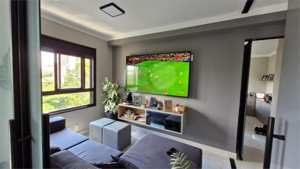 Apartamento todo reformado com 2 quartos e sacada no Jardim São Paulo 