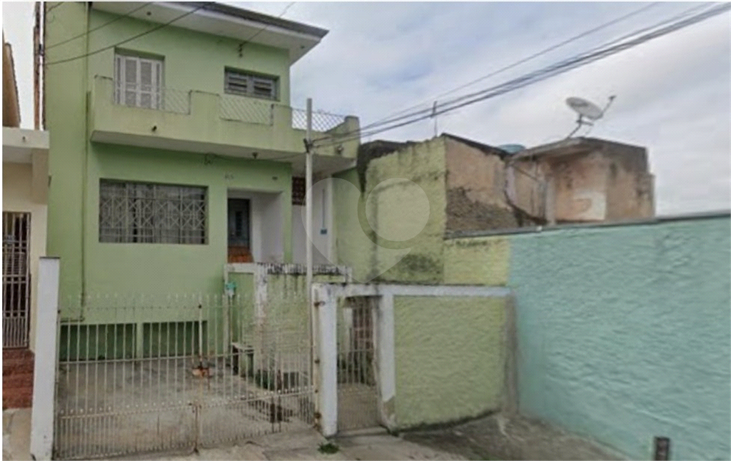 2 casas com o total de 7 quartos. 