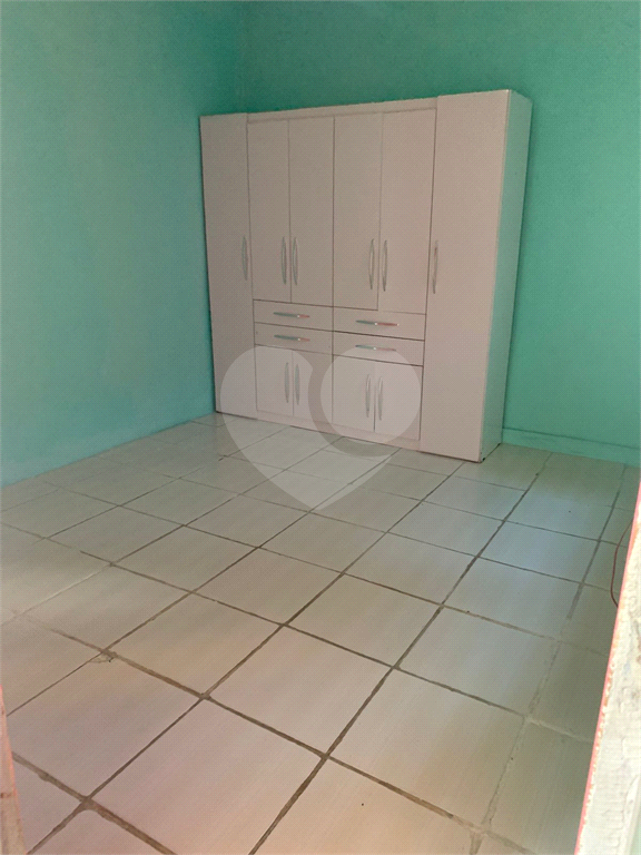 2 casas com o total de 7 quartos. 