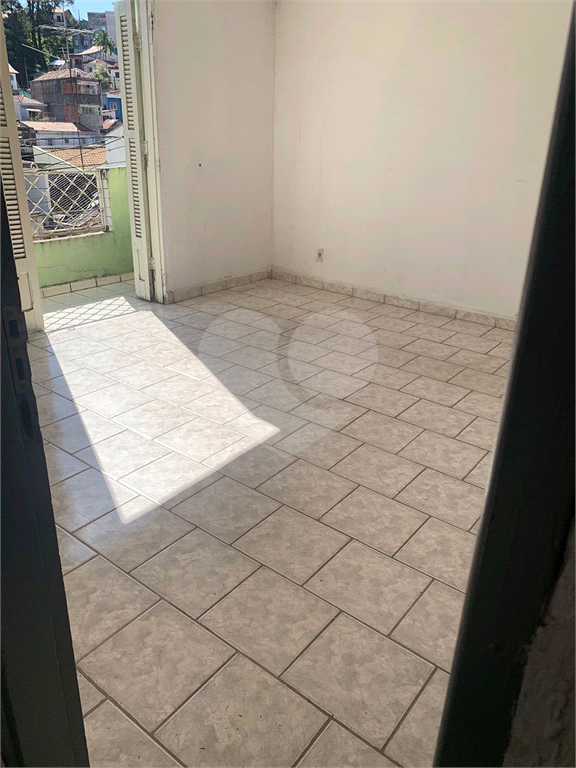 2 casas com o total de 7 quartos. 