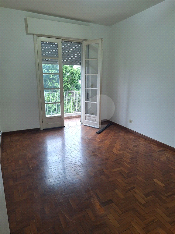 Amplo Apartamento com 96 metros quadrados na Av Zumkeller com 02 dormitórios e 01 vaga.