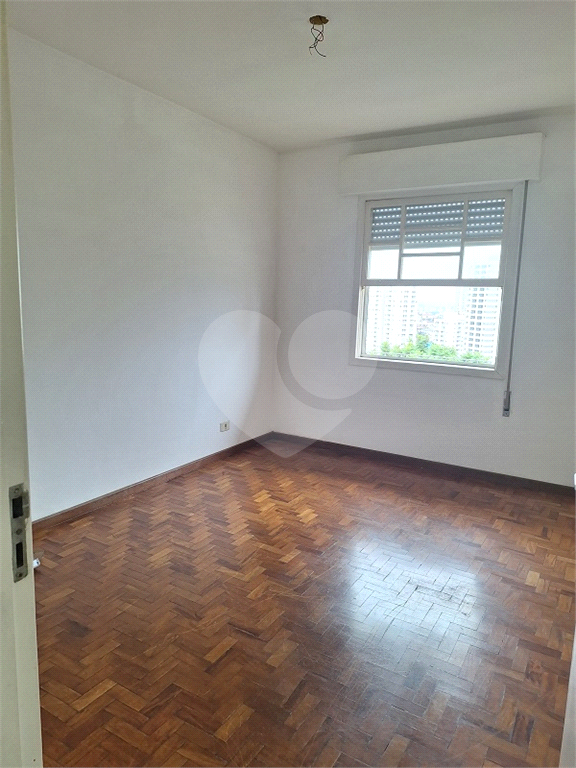 Amplo Apartamento com 96 metros quadrados na Av Zumkeller com 02 dormitórios e 01 vaga.