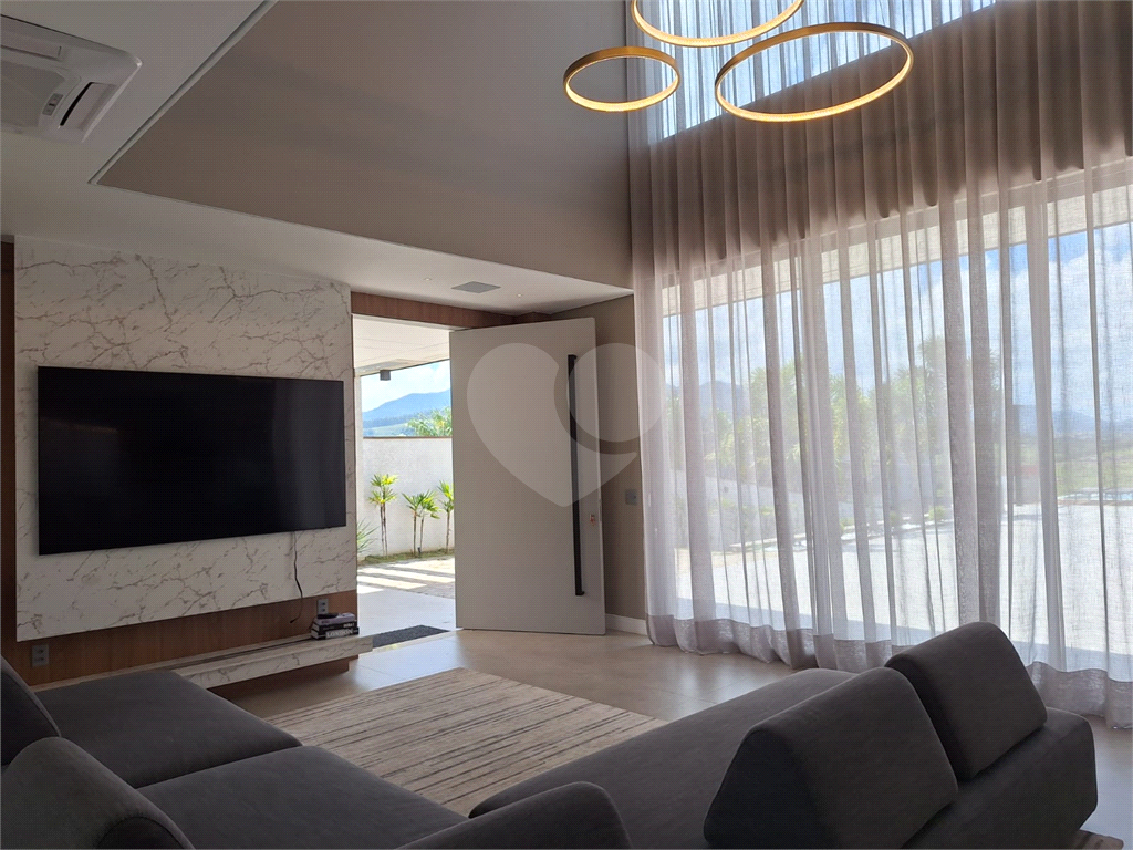 Espetacular casa á venda com vista para a represa em Joanópolis!