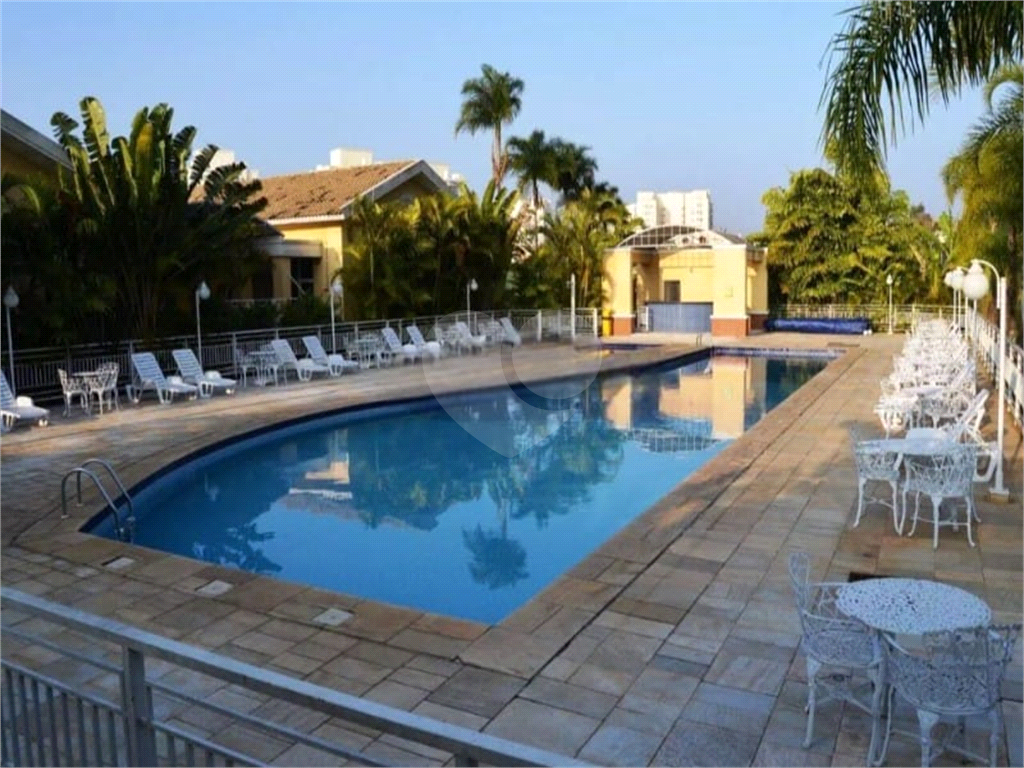 
Casa de Esquina no Tamboré 6 | 4 Suítes | Piscina Aquecida | Próxima ao Clube | 330m²