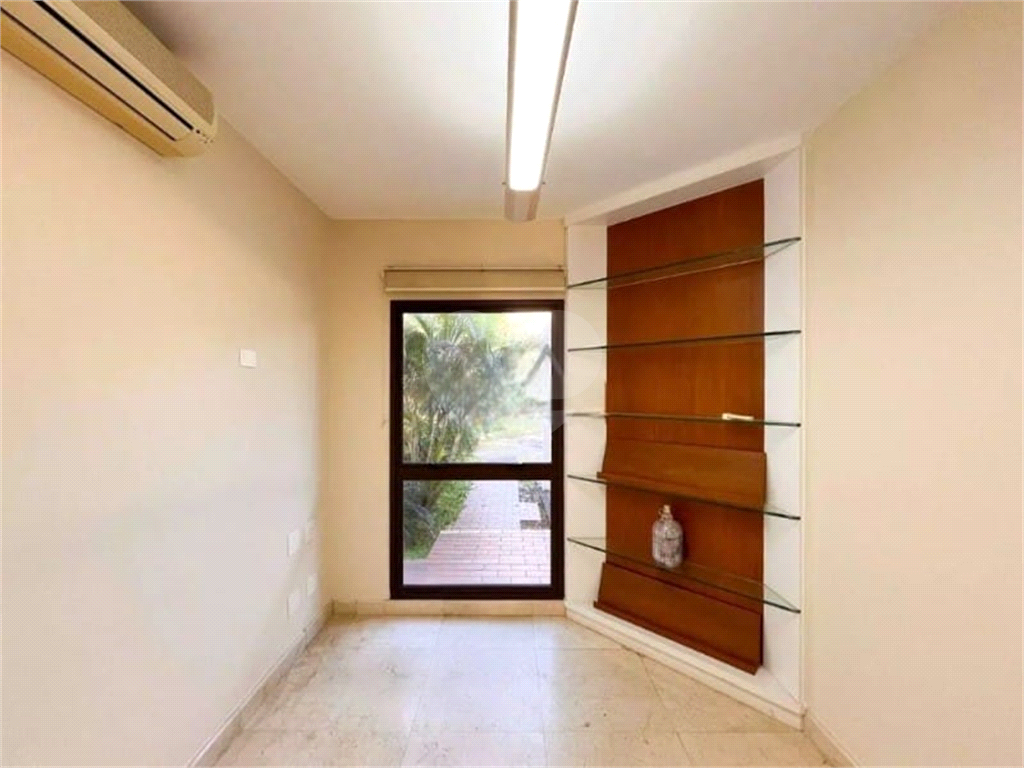 
Casa de Esquina no Tamboré 6 | 4 Suítes | Piscina Aquecida | Próxima ao Clube | 330m²