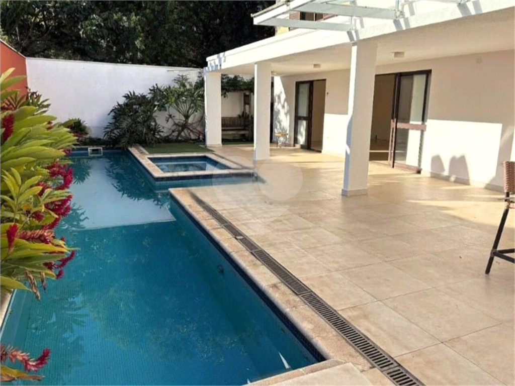 
Casa de Esquina no Tamboré 6 | 4 Suítes | Piscina Aquecida | Próxima ao Clube | 330m²