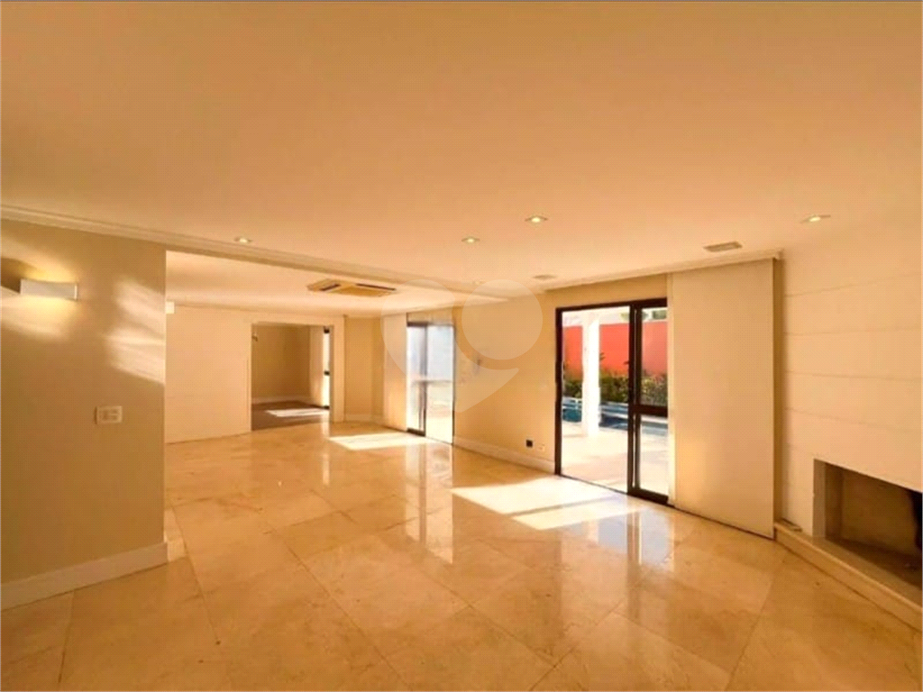 
Casa de Esquina no Tamboré 6 | 4 Suítes | Piscina Aquecida | Próxima ao Clube | 330m²