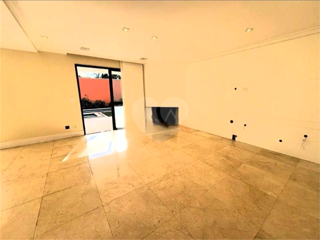 
Casa de Esquina no Tamboré 6 | 4 Suítes | Piscina Aquecida | Próxima ao Clube | 330m²