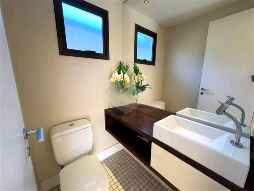 
Casa de Esquina no Tamboré 6 | 4 Suítes | Piscina Aquecida | Próxima ao Clube | 330m²